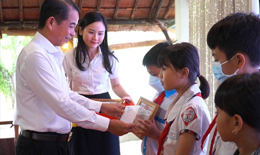 Ông Thái Bảo - Chủ tịch HĐND tỉnh Đồng Nai trao học bổng cho học sinh có hoàn cảnh khó khăn. Ảnh: Hà Anh Chiến