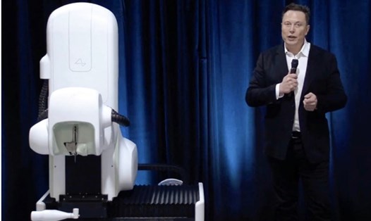Tỉ phú Elon Musk trong một buổi thuyết trình của Neuralink. Ảnh: AFP