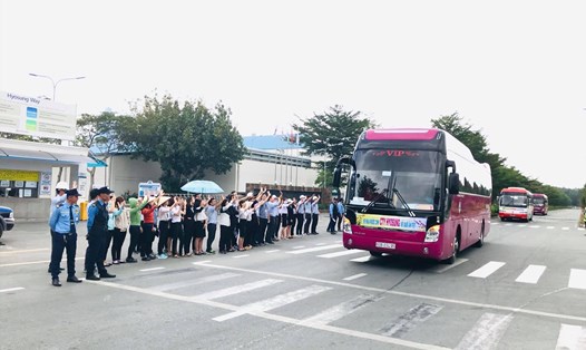 Công ty TNHH Hyosung Việt Nam tổ chức chuyến xe miễn phí đưa công nhân về quê ăn tết năm 2021. Ảnh: Xuân Mai