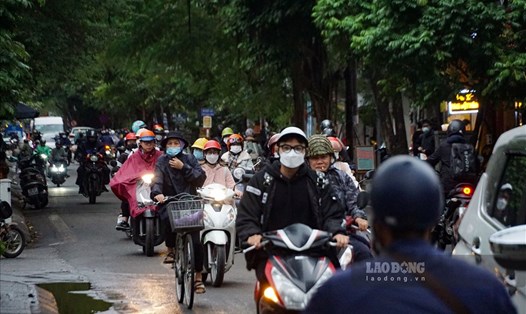 Sáng nay 1.12 người dân Hà Nội co ro khi thời tiết chuyển rét nhanh chóng. Ảnh: Tùng Giang.