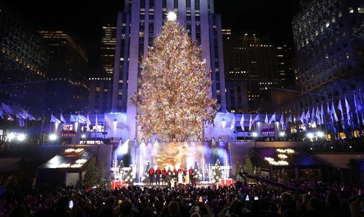 Cây thông Giáng sinh của Trung tâm Rockefeller tại thành phố New York, Mỹ ngày 30.11.2022. Ảnh: AFP