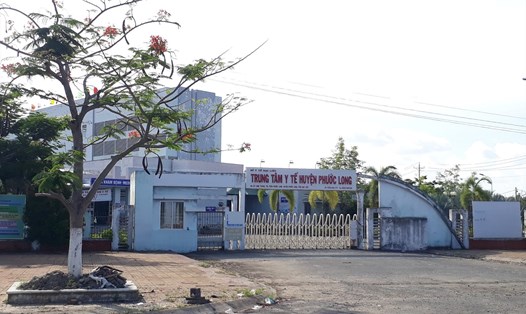 Trung tâm Y tế huyện Phước Long, tỉnh Bạc Liêu nơi 6 học sinh được sơ cứu ban đầu nghi ngộ độc thực phẩm. Ảnh: Nhật Hồ