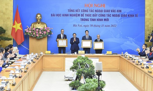 Công ty TNHH Pfizer Việt Nam đón nhận bằng khen của Thủ tướng Chính phủ. Ảnh: Doanh nghiệp cung cấp