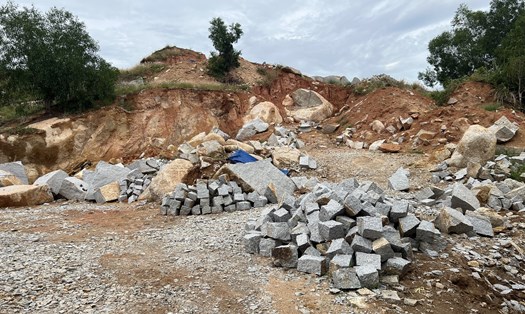 Phú Yên: Tạm giữ hàng chục nghìn viên đá chẻ cùng nhiều phương tiện khai thác đá. Ảnh: Hoài Luân