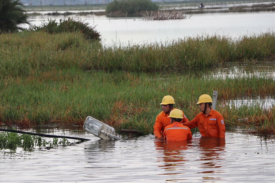 Người lao động ngành điện khắc phục hậu quả mưa bão. Ảnh: Công đoàn Điện lực Việt Nam