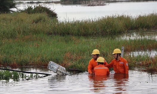Người lao động ngành điện khắc phục hậu quả mưa bão. Ảnh: Công đoàn Điện lực Việt Nam