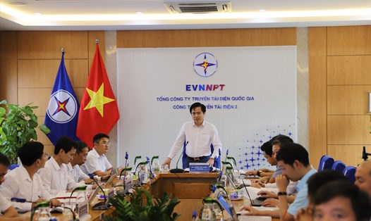 Ông Trương Hữu Thành, Phó Tổng Giám đốc EVNNPT, thống nhất nghiệm thu đưa UAV được trang bị theo dự án vào sử dụng trong QLVH tại PTC3. Nguồn: EVNNPT