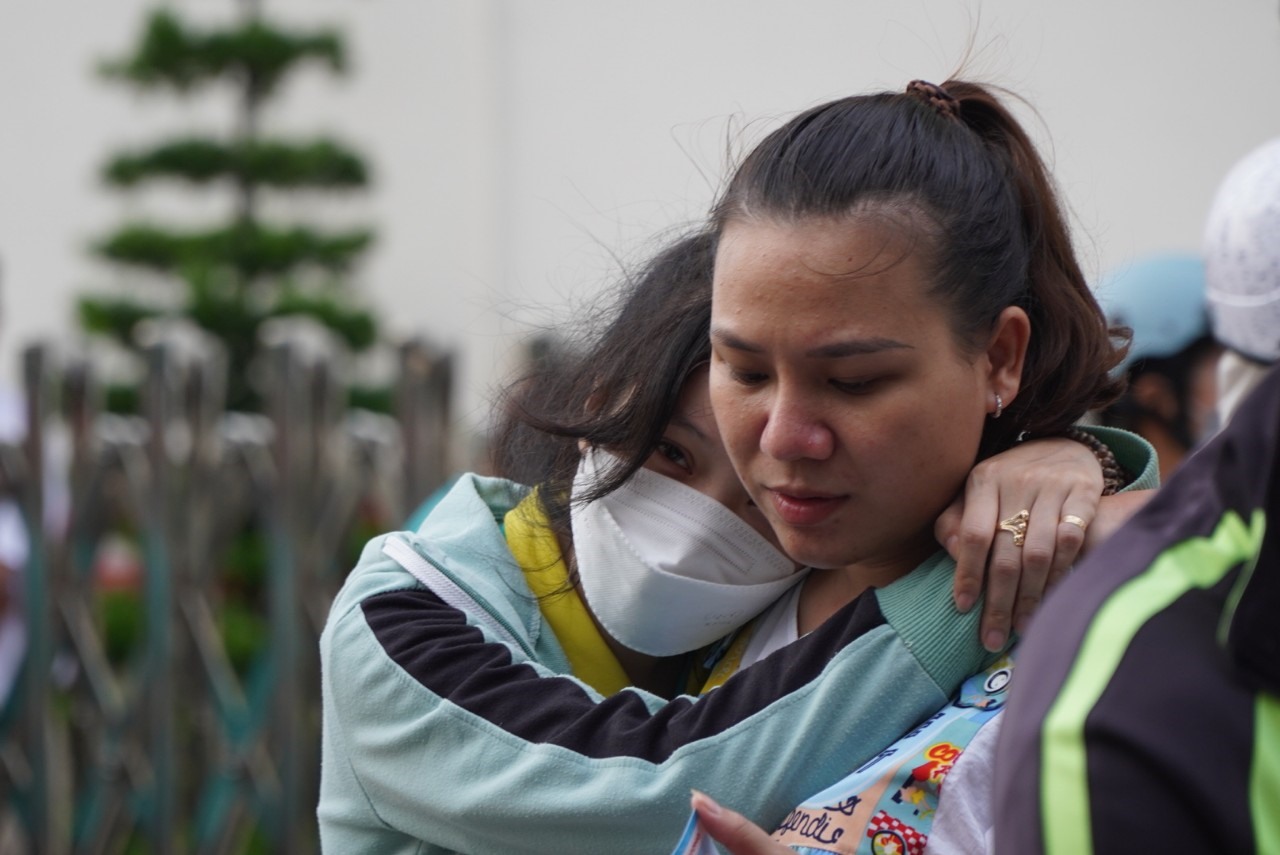 Công nhân Công ty Tỷ Hùng (TPHCM) chia tay đồng nghiệp trong ngày làm việc cuối cùng. Ảnh: Chân Phúc