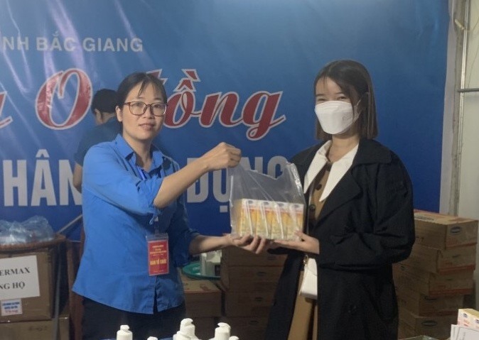 Công nhân nhận sữa tại Gian hàng 0 đồng do LĐLĐ tỉnh Bắc Giang tổ chức dịp cuối tháng 10.2022. Ảnh: NVCC