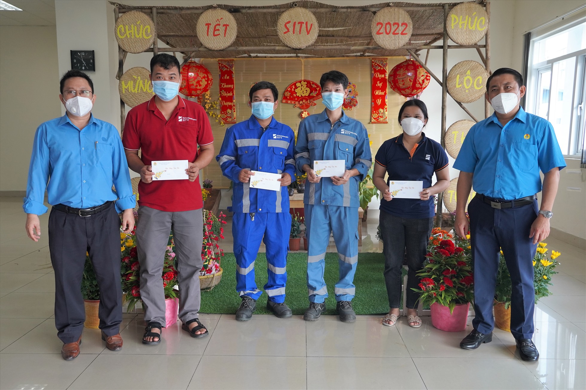 Liên đoàn Lao động tỉnh thăm hỏi người lao động có hoàn cảnh khó khăn dịp Tết Nguyên đán năm 2022. Ảnh: Thành An