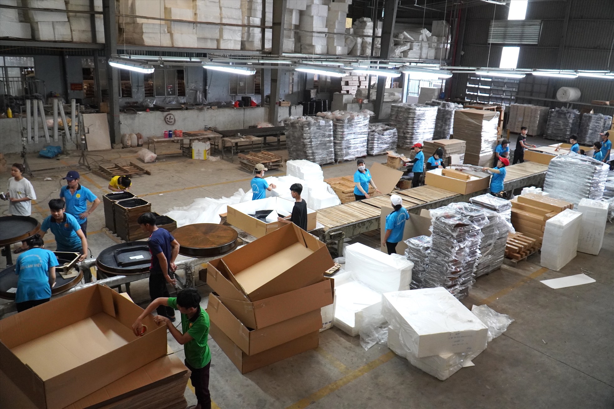 Do thiếu đơn hàng, Công ty TNHH Sản xuất Thương mại XNK Ngũ Lâm Việt đóng tại xã Phước Tân (TP.Biên Hoà, tỉnh Đồng Nai), chuyên sản xuất gỗ xuất khẩu đã giảm 50% lực lượng lao động. Ảnh: Hà Anh Chiến