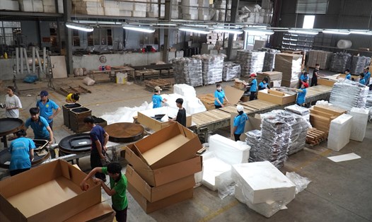 Do thiếu đơn hàng, Công ty TNHH Sản xuất Thương mại XNK Ngũ Lâm Việt đóng tại xã Phước Tân (TP.Biên Hoà, tỉnh Đồng Nai), chuyên sản xuất gỗ xuất khẩu đã giảm 50% lực lượng lao động. Ảnh: Hà Anh Chiến
