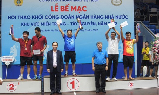 Phó Thống đốc Thường trực NH Nhà nước Việt Nam, Chủ tịch CĐ NHVN Đào Minh Tú và Phó Chủ tịch CĐ Thường trực CĐ NHVN trao thưởng cho các vận động viên đoạt giải tại hội thao. Ảnh: Liên Trà