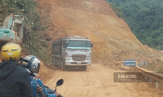 Các nhà thầu đang “chạy nước rút” khi chỉ còn chưa đầy 1 tháng nữa là 2 dự án giao thông tại Điện Biên phải hoàn thành. Ảnh: Văn Thành Chương