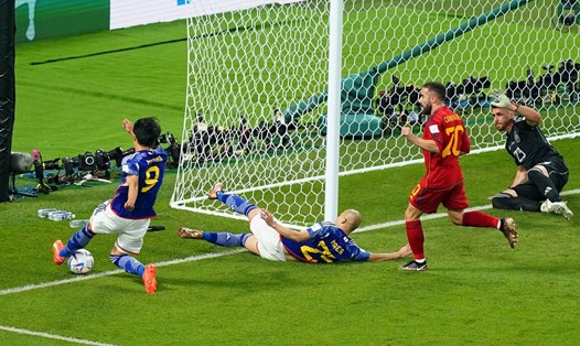 Bàn thắng gây tranh cãi của Nhật Bản vào lưới Tây Ban Nha.  Ảnh: AFP