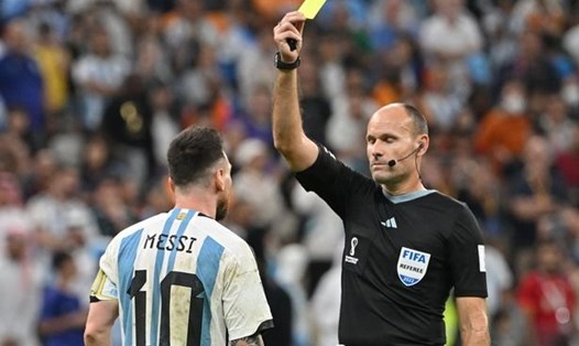 Trọng tài Mateu Lahoz rút thẻ vàng với Messi ở trận tứ kết Hà Lan - Argentina. Ảnh: AFP