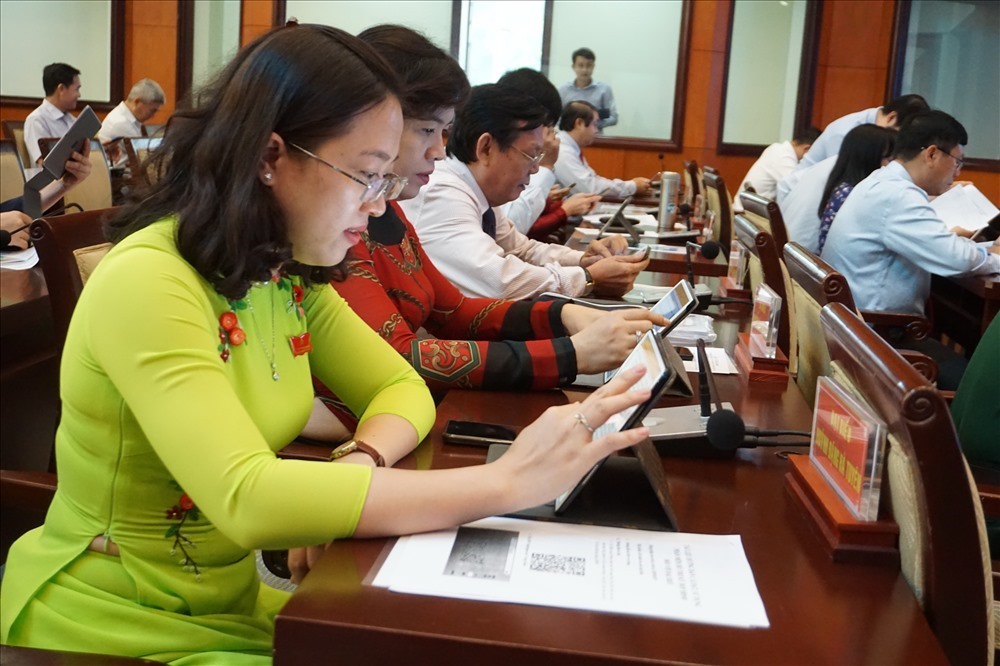 Đại biểu HĐND được phát máy tính bảng để khai thác tư liệu kỳ họp. Ảnh: Minh Quân