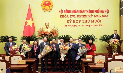 Các lãnh đạo Thành phố Hà Nội tặng hoa, chúc mừng các nhân sự nhận nhiệm vụ mới. Ảnh: Xuân Hải