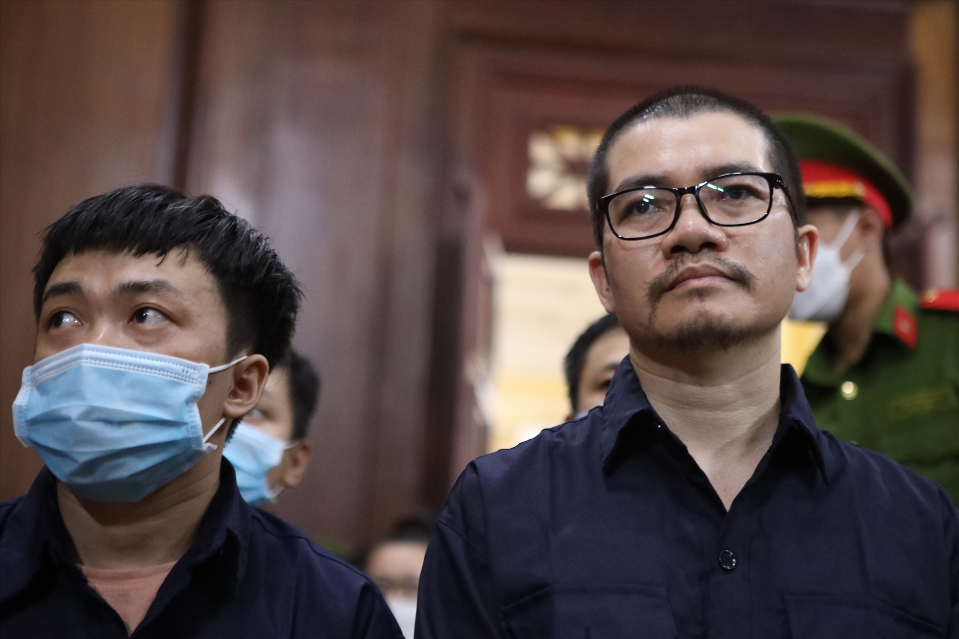 Bị cáo Nguyễn Thái Luyện (phải) và Nguyễn Thái Lực. Ảnh: Anh Tú