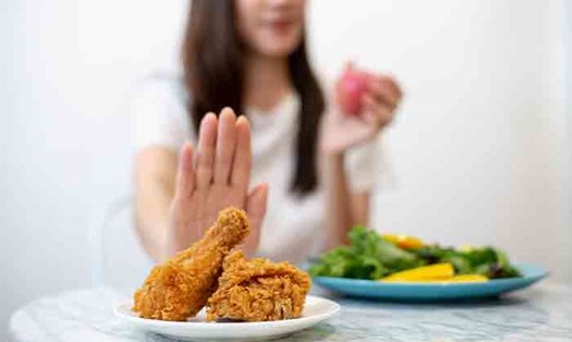 Hạn chế tiêu thụ đồ ăn vặt giúp giảm mỡ lưng. Ảnh: Shutterstock