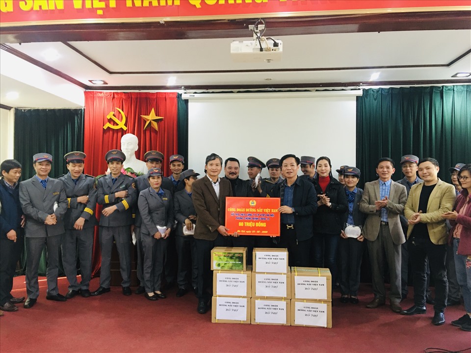 Lãnh đạo Công đoàn Đường sắt Việt Nam, Công đoàn Công ty Cổ phần vận tải đường sắt Hà Nội trao hỗ trợ cho Chi nhánh Đoàn tiếp viên Đường sắt Hà Nội thời điểm phòng chống COVID-19 (ảnh minh hoạ). Ảnh: Hải Anh
