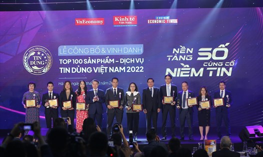 Đại diện Shinhan Finance nhận giải thưởng Top 10 Tin dùng Việt Nam 2022 cho ứng dụng quản lý tài chính iShinhan.