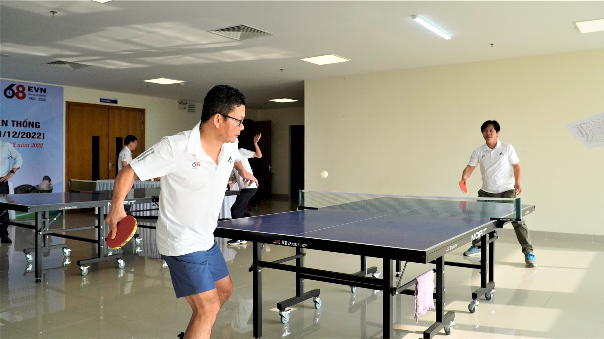 Các vận động viên thi đấu môn bóng bàn. Ảnh: Minh Thành