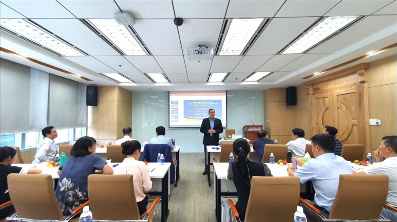 Ông Hồ Trọng Thoán - Chủ tịch Công đoàn PV Drilling - trao đổi với các cán bộ Công đoàn tại Tập huấn kỹ năng tổ chức Đại hội. Ảnh: Trà My