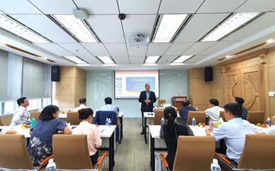 Ông Hồ Trọng Thoán - Chủ tịch Công đoàn PV Drilling - trao đổi với các cán bộ Công đoàn tại Tập huấn kỹ năng tổ chức Đại hội. Ảnh: Trà My
