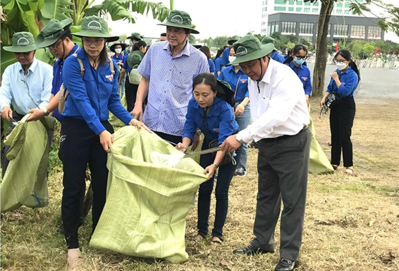 Sau lễ phát động, các đại biểu xuống đường nhặt rác tại thành phố Cà Mau, tỉnh Cà Mau. Ảnh: Mỹ Trân