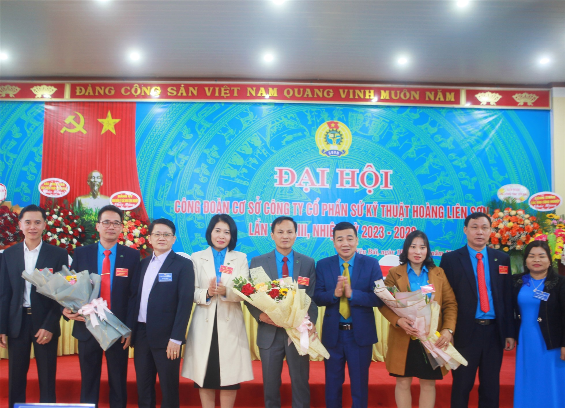 Ban Chấp hành Công công đoàn cơ sở Cổ phần Sứ kỹ thuật Hoàng Liên Sơn khóa XIII, nhiệm kỳ 2023 - 2028 ra mắt Đại hội. Ảnh: Văn Đức.