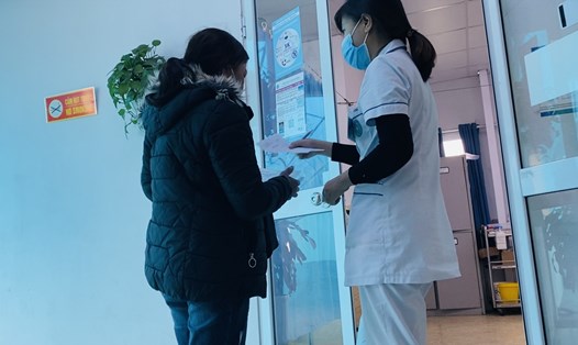 Nhân viên y tế Khoa Phụ Sản- BVĐK Hà Đông kê đơn thuốc và yêu cầu người nhà bệnh nhân đi mua ngay khi sản phụ vừa vào viện. Ảnh: Phóng viên Lao Động