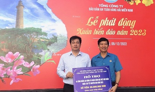 Ông Phạm Hoài Phương,  Chủ tịch Công đoàn Giao thông Vận tải Việt Nam (bên trái) trao hỗ trợ cho đại diện người lao động tại chương trình Xuân Biển đảo năm 2023. Ảnh: Công đoàn Giao thông Vận tải Việt Nam