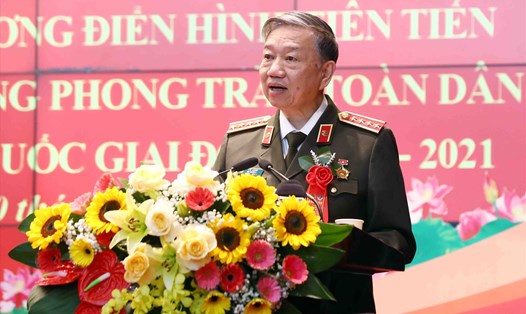 Bộ trưởng Công an Tô Lâm ghi nhận, biểu dương những đóng góp của người cao tuổi trong phong trào bảo vệ an ninh tổ quốc. Ảnh: Kiên Phạm