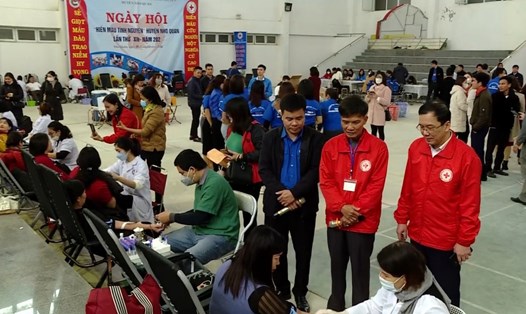 Các tình nguyện viên là cán bộ đoàn viên, CNLĐ trên địa bàn huyện Nho Quan (Ninh Bình) tham gia hiến máu tình nguyện. Ảnh: Diệu Anh