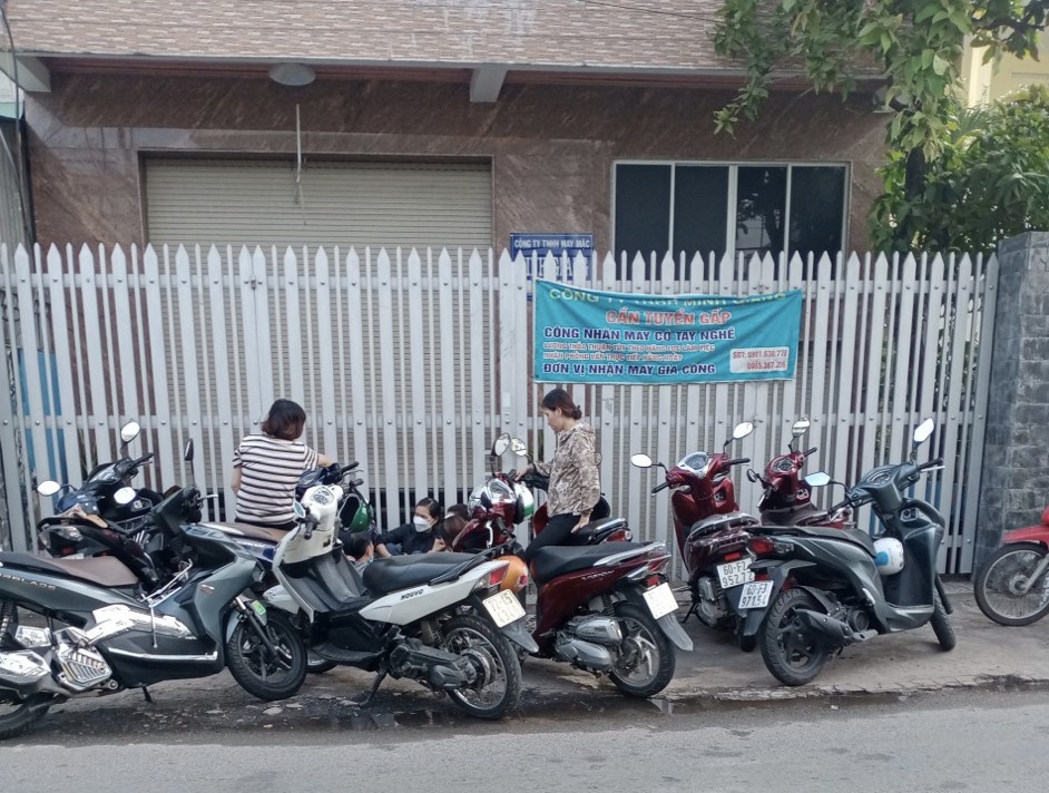 Công nhân Công ty TNHH May mặc Minh Giang tới nơi làm việc nhưng cửa đóng, chủ doanh nghiệp không liên lạc được. Ảnh: Hà Anh Chiến