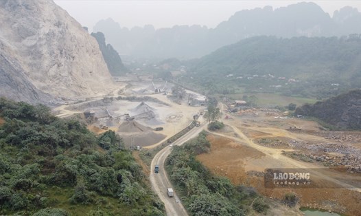 Tuyến đường nối 2 xã Tân Vinh và Cao Sơn đi qua nhiều cơ sở sản xuất gạch và khai thác đá.
