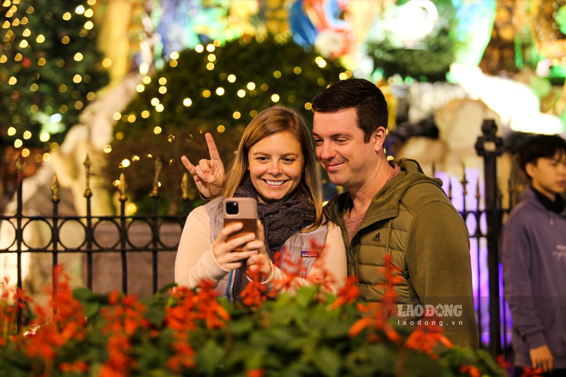 Phố phường Hà Nội rực rỡ chào đón Giáng sinh và năm mới 2023