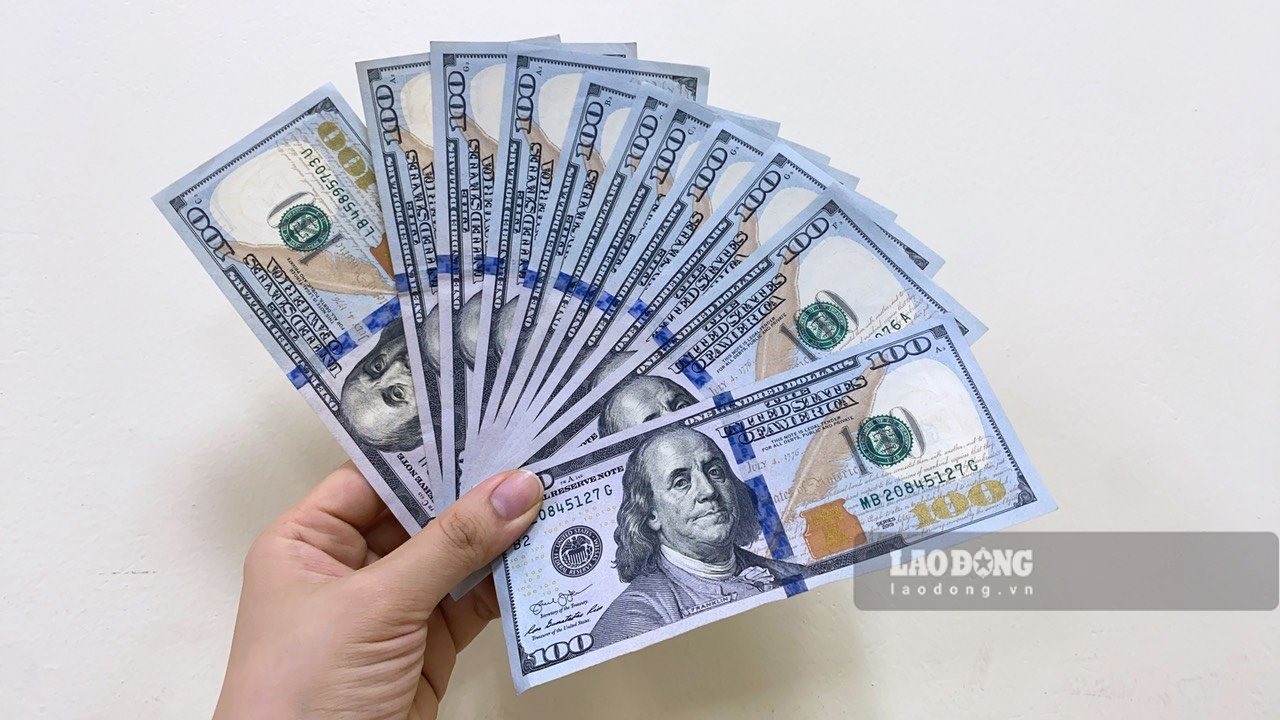 Nên giữ USD hay vàng