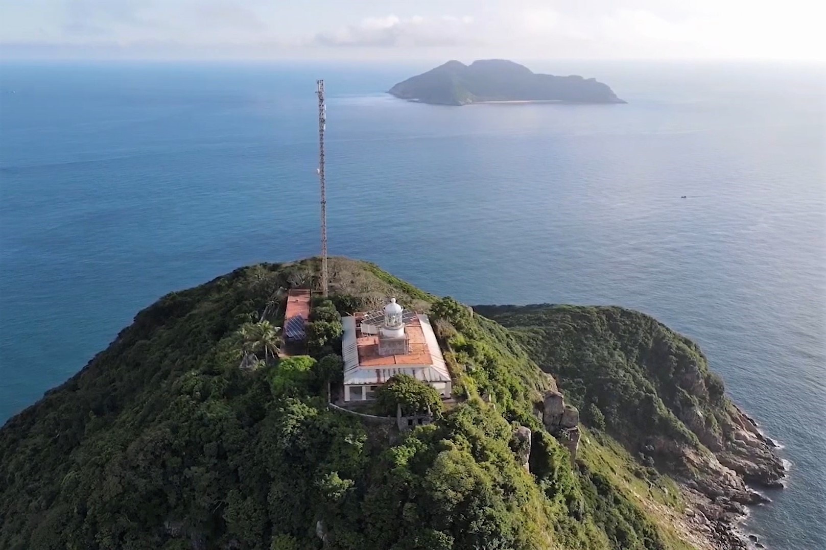 Hải đăng Bảy cạnh nằm trên đỉnh núi cao hơn 200m so với mặt biển. Ảnh: Khánh Lâm
