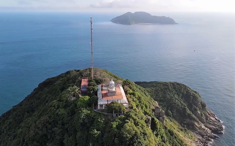 Hải đăng Bảy cạnh nằm trên đỉnh núi cao hơn 200m so với mặt biển. Ảnh: Khánh Lâm