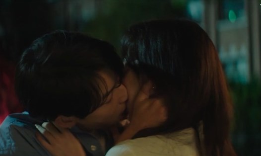 Song Joong Ki, Shin Hyun Bin bị chê hôn gượng ép. Ảnh: Nhà phát hành.