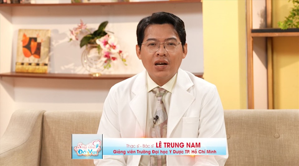 Bác sĩ tư vấn trong chương trình. Ảnh: Bee.