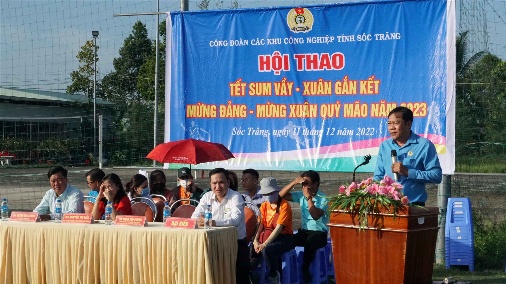 Chủ tịch Công đoàn các Khu Công nghiệp tỉnh Sóc Trăng Phan Tấn Phong phát biểu khai mạc hội thao. Ảnh: Anh Khoa