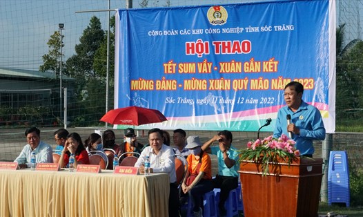 Chủ tịch Công đoàn các Khu Công nghiệp tỉnh Sóc Trăng Phan Tấn Phong phát biểu khai mạc hội thao. Ảnh: Anh Khoa