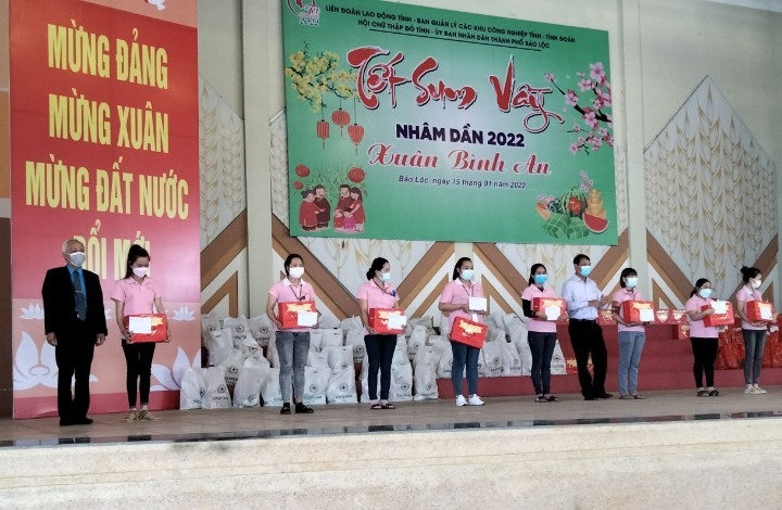 Lãnh đạo LĐLĐ tỉnh Lâm Đồng tặng quà cho đoàn viên, NLĐ có hoàn cảnh khó khăn trong chương trình "Tết sum vầy" năm 2022. Ảnh: Đ.Thiệm
