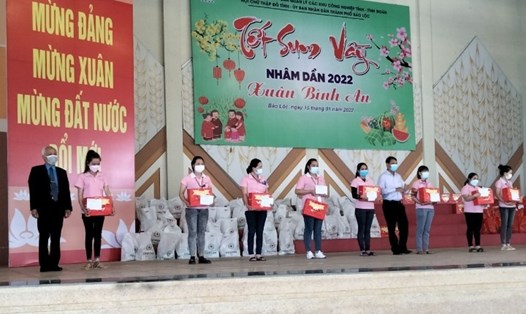 Lãnh đạo LĐLĐ tỉnh Lâm Đồng tặng quà cho đoàn viên, NLĐ có hoàn cảnh khó khăn trong chương trình "Tết sum vầy" năm 2022. Ảnh: Đ.Thiệm