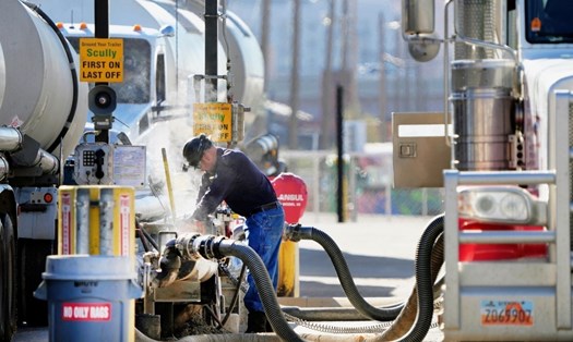 Giá dầu có thể lùi về mức 70 USD/thùng. Ảnh: AFP.