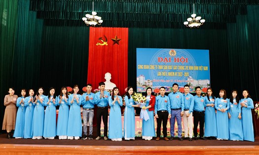 Ban Chấp hành Công đoàn cơ sở Công ty TNHH giầy Chung Juy Việt Nam nhiệm kỳ 2023- 2028 gồm 19 người. Ảnh: Diệu Anh