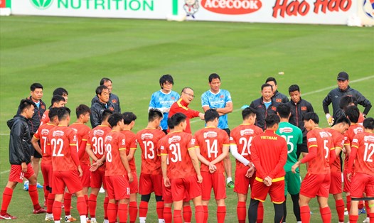 Đội tuyển Việt Nam làm quen bóng thi đấu trong buổi tập đầu tiên tại Hà Nội chuẩn bị cho trận đấu gặp Philippines. Ảnh: Minh Dân